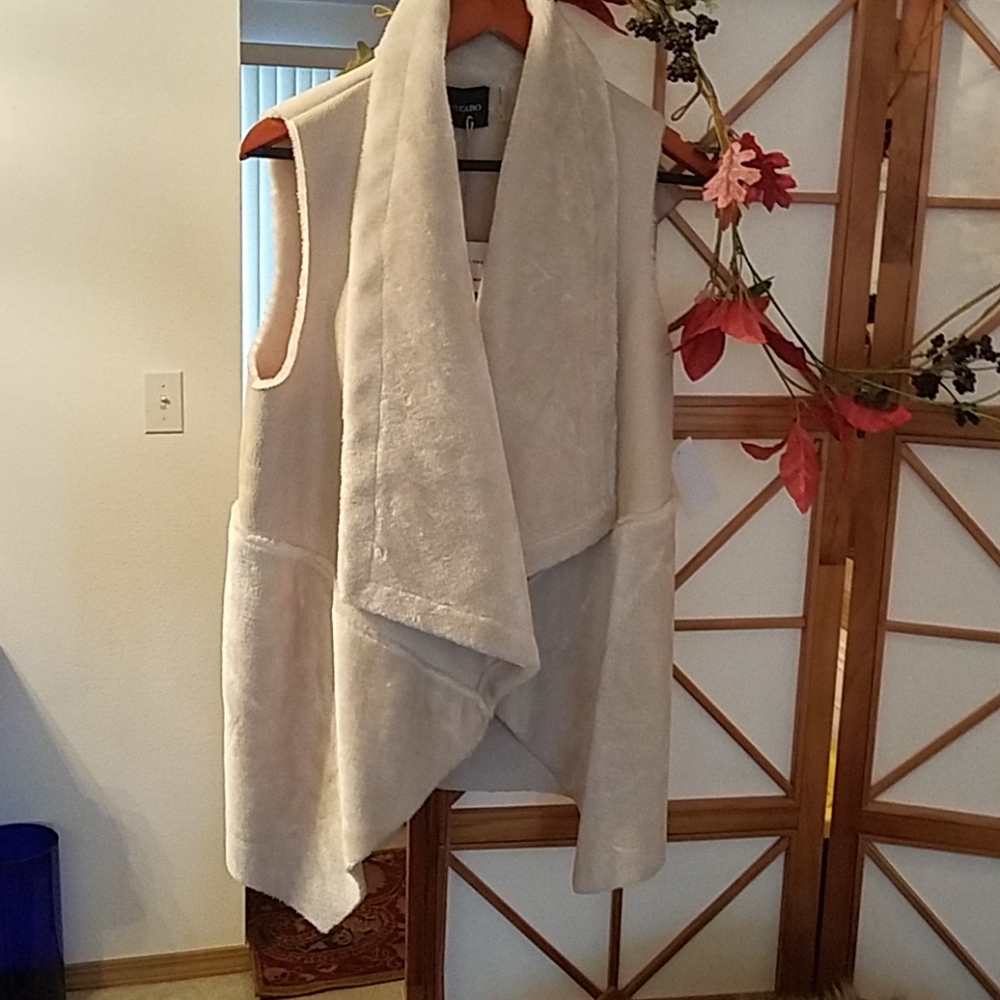 Dolce Cabo faux for vest NWT Beautiful